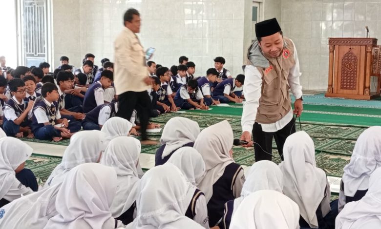 Pemateri dari PCPM Kandangan berinteraksi dengan siswa SMP Muhammadiyah 5 Kandangan dalam kegiatan literasi digital pada Pesantren Ramadhan 1447 H.