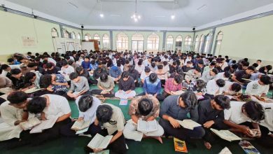 Pelajar SMK Mutu Wonosobo mengikuti tadarus Alquran bersama dalam kegiatan Pesantren Ramadhan hari kedua di Masjid Al Arqam.