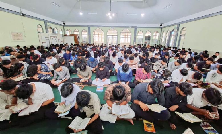 Pelajar SMK Mutu Wonosobo mengikuti tadarus Alquran bersama dalam kegiatan Pesantren Ramadhan hari kedua di Masjid Al Arqam.