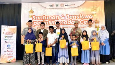 Perwakilan Lazismu Wonosobo berfoto bersama anak-anak penerima santunan dan Beasiswa Mentari dalam kegiatan Ramadan Ceria di Wonosobo.