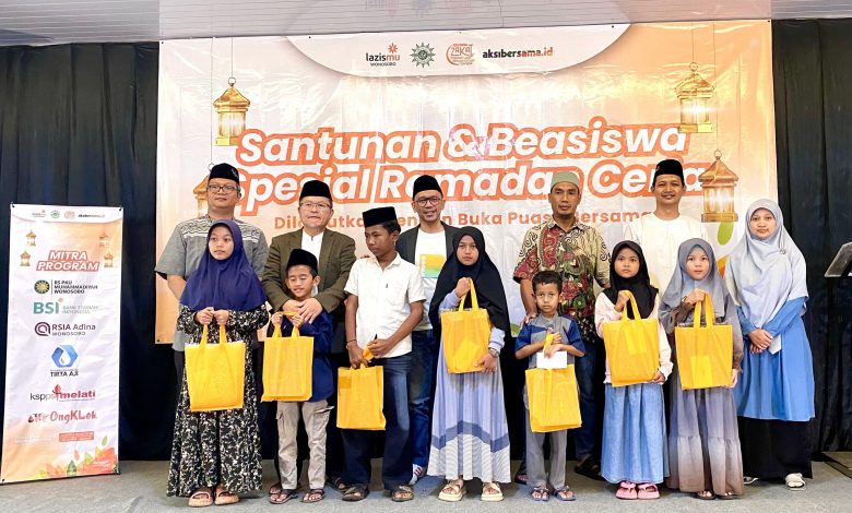 Perwakilan Lazismu Wonosobo berfoto bersama anak-anak penerima santunan dan Beasiswa Mentari dalam kegiatan Ramadan Ceria di Wonosobo.