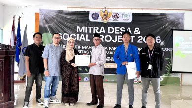 Penyerahan cenderamata dalam penutupan program Mitra Desa dan Social Project 2026 BEM FEB UMP di Balai Desa Sunyalangu, Banyumas.