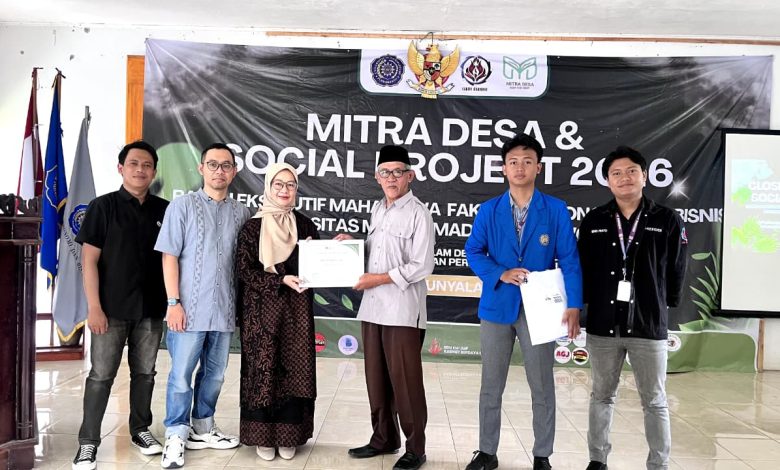 Penyerahan cenderamata dalam penutupan program Mitra Desa dan Social Project 2026 BEM FEB UMP di Balai Desa Sunyalangu, Banyumas.