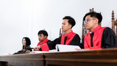 Simulasi persidangan oleh mahasiswa hukum sebagai ilustrasi pendidikan dan praktik hukum di perguruan tinggi.