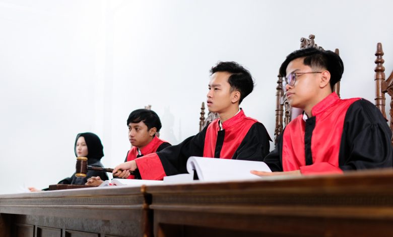 Simulasi persidangan oleh mahasiswa hukum sebagai ilustrasi pendidikan dan praktik hukum di perguruan tinggi.