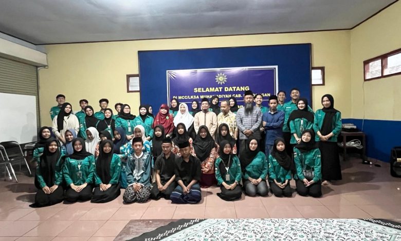 Mahasiswa KSPM FEB UNIMMA bersama santri dan pengurus PAY Muhammadiyah Bandongan dalam kegiatan Ramadhan Peduli Literasi.