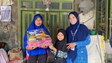 Siswa SD Muhammadiyah PK Banyudono menyerahkan parcel sembako kepada warga dhuafa dalam kegiatan Tebar Parcel Dhuafa.