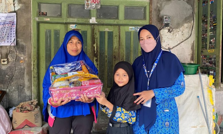 Siswa SD Muhammadiyah PK Banyudono menyerahkan parcel sembako kepada warga dhuafa dalam kegiatan Tebar Parcel Dhuafa.