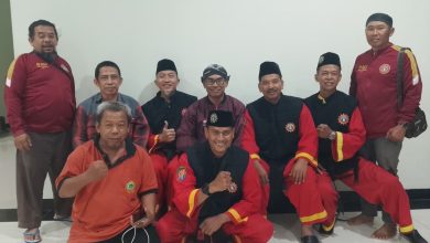 Sejumlah anggota Tapak Suci Muhammadiyah Grobogan berfoto bersama usai kegiatan pembinaan dan silaturahmi dalam rangka penguatan kaderisasi Tapak Suci di lingkungan Amal Usaha Muhammadiyah.