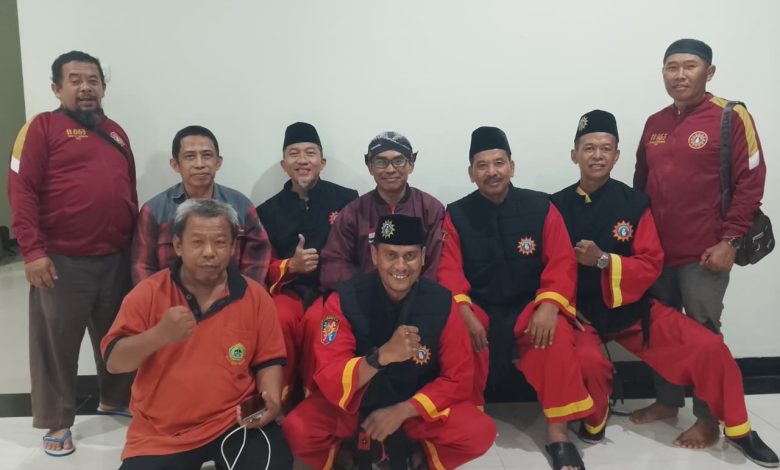 Sejumlah anggota Tapak Suci Muhammadiyah Grobogan berfoto bersama usai kegiatan pembinaan dan silaturahmi dalam rangka penguatan kaderisasi Tapak Suci di lingkungan Amal Usaha Muhammadiyah.