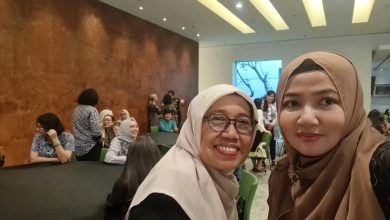 Dua peserta perempuan berfoto di sela acara buka puasa bersama Kedutaan Besar Australia di Jakarta dalam rangka peringatan Hari Perempuan Internasional.
