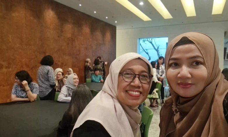 Dua peserta perempuan berfoto di sela acara buka puasa bersama Kedutaan Besar Australia di Jakarta dalam rangka peringatan Hari Perempuan Internasional.