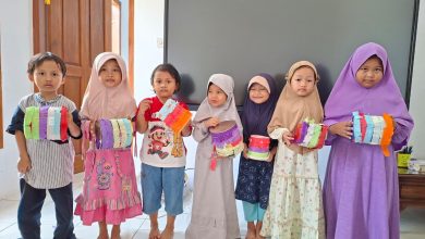 Anak-anak TK Abas Two menunjukkan bedug kecil hasil karya dari kaleng bekas yang dihias warna-warni untuk menyambut Idulfitri.