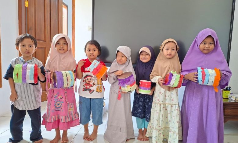 Anak-anak TK Abas Two menunjukkan bedug kecil hasil karya dari kaleng bekas yang dihias warna-warni untuk menyambut Idulfitri.
