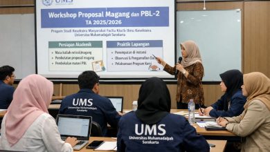 Dosen memaparkan materi dalam Workshop Proposal Magang dan PBL-2 Tahun Akademik 2025/2026 kepada mahasiswa Program Studi Kesehatan Masyarakat UMS.