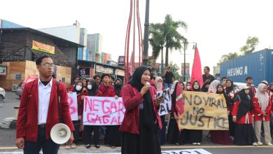 Mahasiswa PC IMM Ahmad Dahlan Kota Surakarta melakukan aksi bagi takjil mahasiswa dan mimbar bebas di Tugu Kartasura sambil menyampaikan orasi kritik demokrasi.