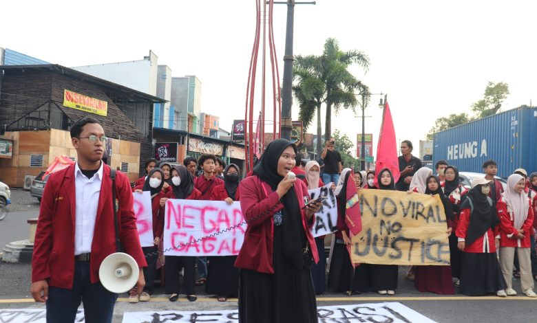Mahasiswa PC IMM Ahmad Dahlan Kota Surakarta melakukan aksi bagi takjil mahasiswa dan mimbar bebas di Tugu Kartasura sambil menyampaikan orasi kritik demokrasi.