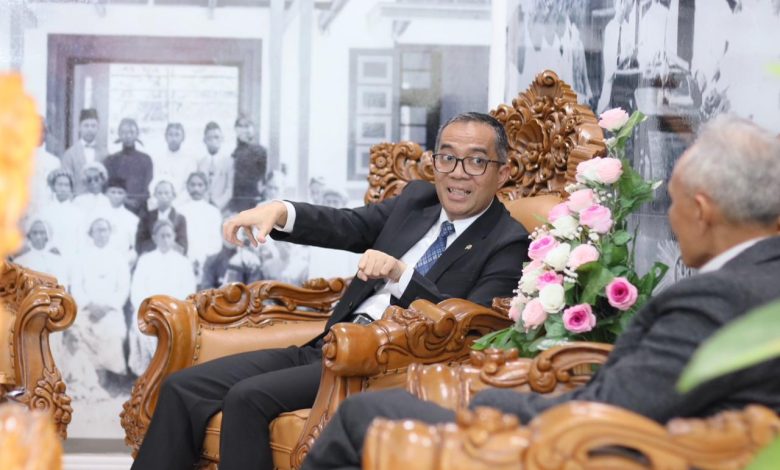 Mendiktisaintek RI Prof. Brian Yuliarto berdiskusi dengan pimpinan Universitas Muhammadiyah Surakarta saat kunjungan ke UMS membahas penguatan riset dan pengembangan kampus PTMA.