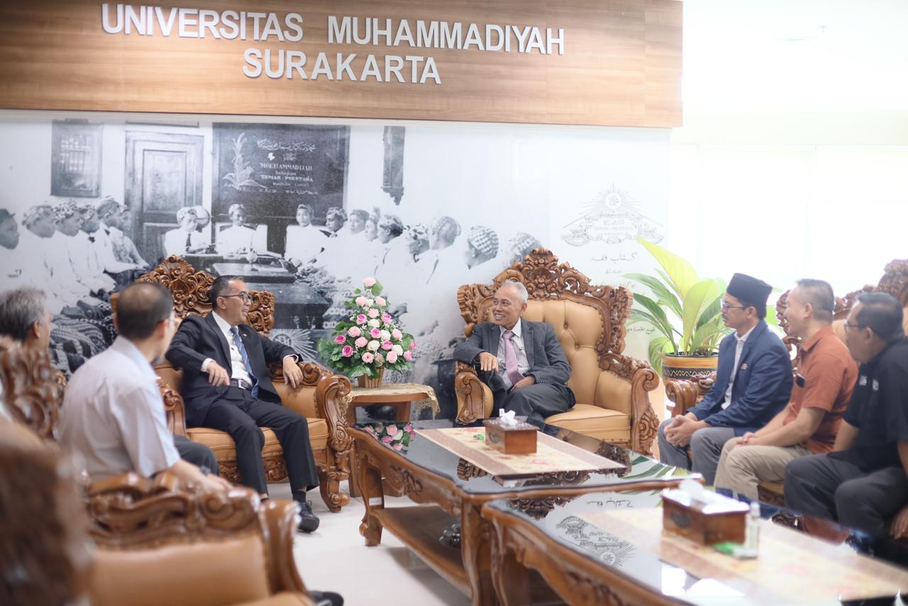 Mendiktisaintek RI Prof. Brian Yuliarto berdiskusi dengan Rektor dan pimpinan Universitas Muhammadiyah Surakarta saat kunjungan ke UMS membahas penguatan riset dan pengembangan PTMA.