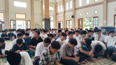 Siswa SMK Muhammadiyah Susukan mengikuti peringatan Nuzulul Qur’an di masjid sekolah dalam kegiatan dakwah budaya Wayang Golek Pitutur.