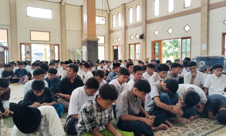 Siswa SMK Muhammadiyah Susukan mengikuti peringatan Nuzulul Qur’an di masjid sekolah dalam kegiatan dakwah budaya Wayang Golek Pitutur.