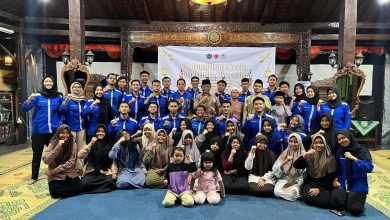 Mahasiswa HMP Pendidikan Jasmani FKIP UMS berfoto bersama anak-anak Panti Asuhan Aisyiyah Karanganyar dalam kegiatan Ramadan Ceria dan buka bersama.