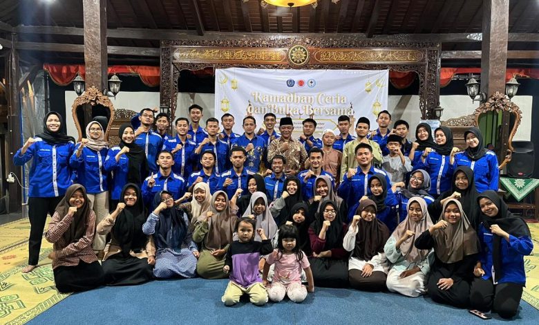 Mahasiswa HMP Pendidikan Jasmani FKIP UMS berfoto bersama anak-anak Panti Asuhan Aisyiyah Karanganyar dalam kegiatan Ramadan Ceria dan buka bersama.