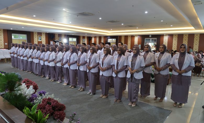 Prosesi angkat sumpah dokter ke-44 Fakultas Kedokteran Universitas Muhammadiyah Semarang yang diikuti 51 dokter baru di Aula GKB II Unimus.
