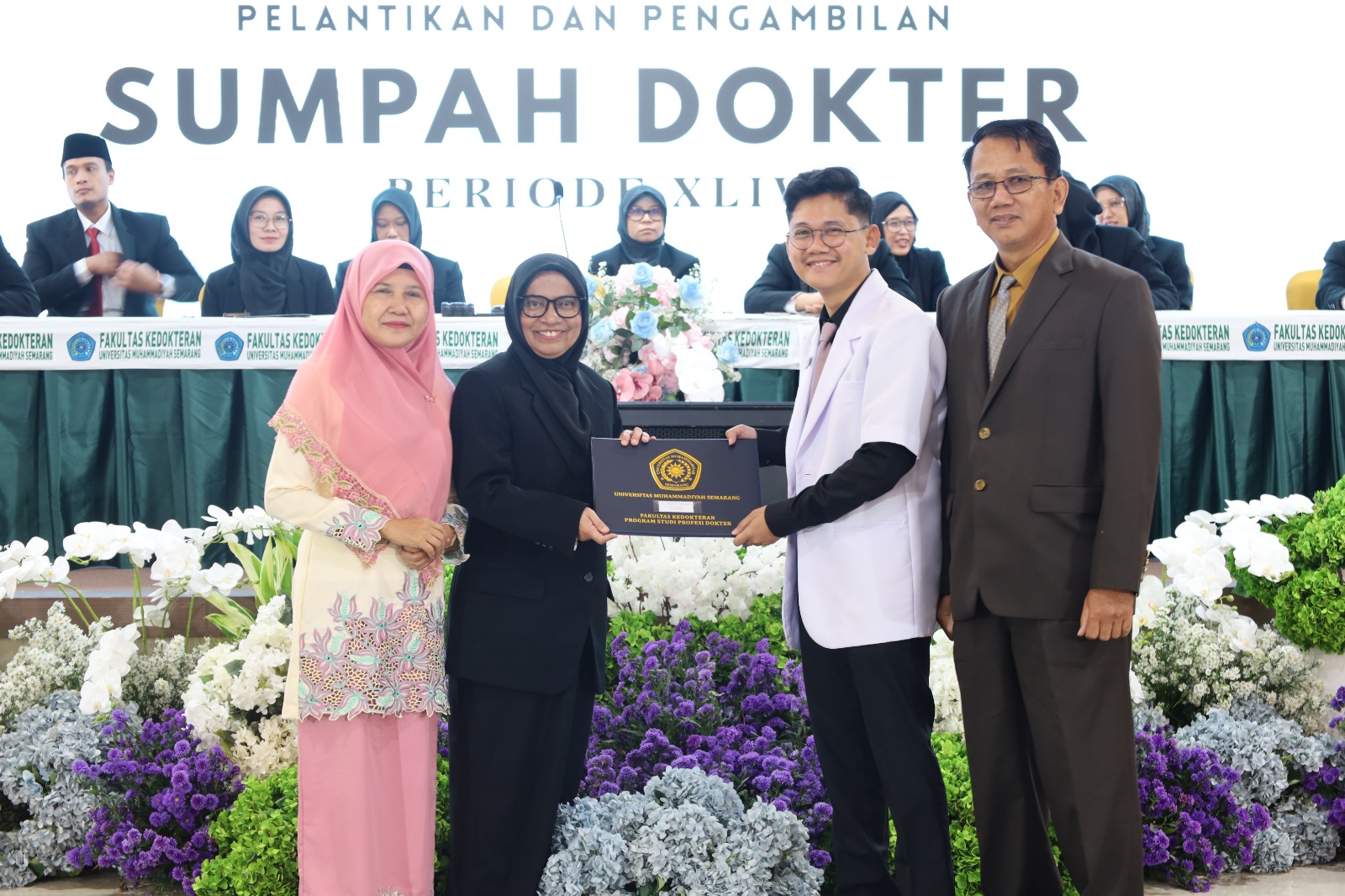 Penyerahan sertifikat kepada dokter baru pada prosesi pelantikan dan pengambilan sumpah dokter periode XLIV Fakultas Kedokteran Unimus.