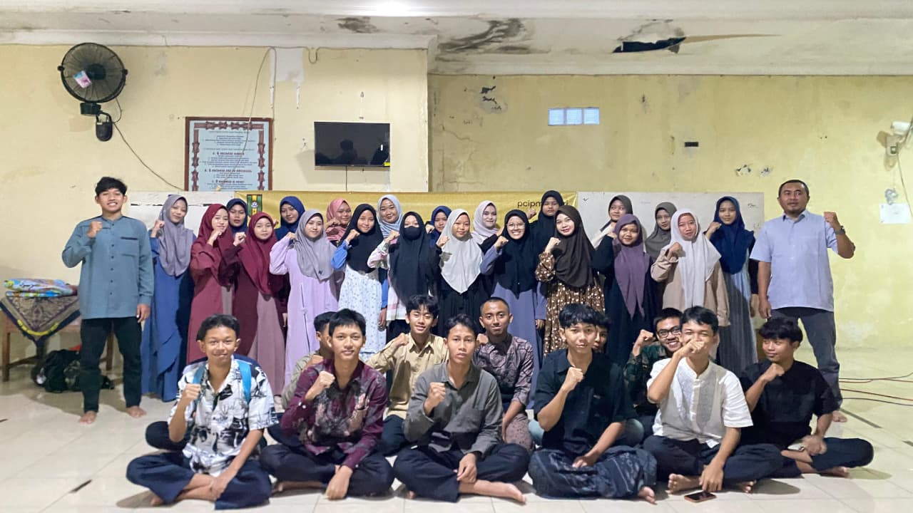 Pelajar Muhammadiyah dari enam ranting IPM Weleri berfoto bersama dalam kegiatan IPM Mengaji dan Berbagi Spesial Ramadhan.