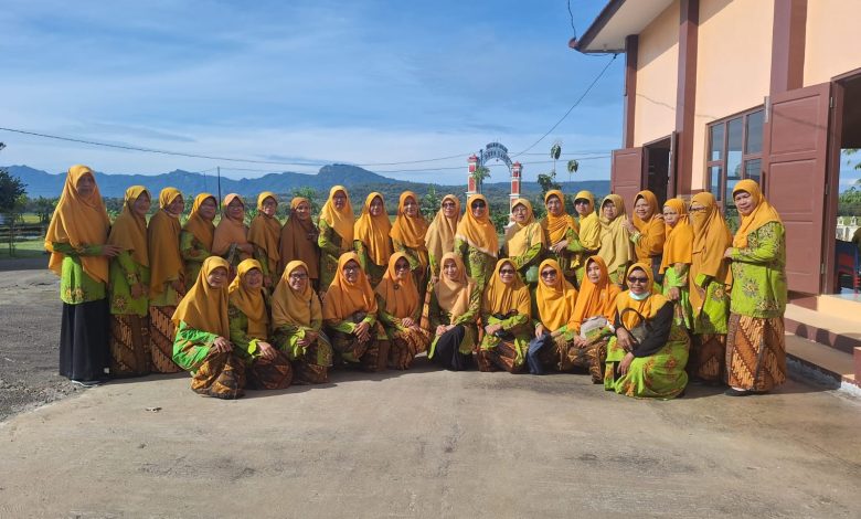 Pengurus dan anggota ‘Aisyiyah berfoto bersama dalam kegiatan TURBA Ramadhan PDA Sukoharjo di PCA Jotego, Nguter.
