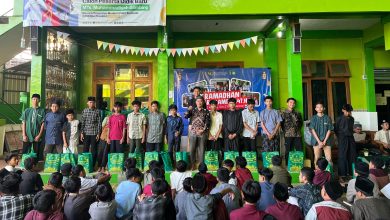 Siswa MTs Muhammadiyah Imam Syuhodo saat membagikan paket parcel Lebaran kepada anak yatim dan dhuafa dalam acara hikmah berbagi di bulan Ramadan.