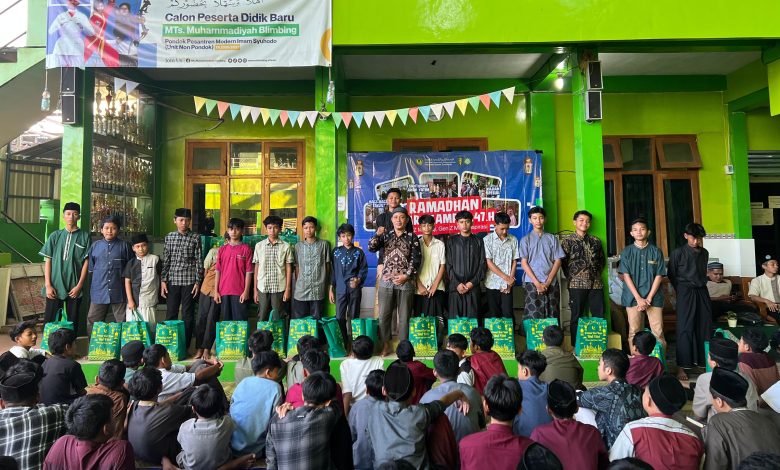 Siswa MTs Muhammadiyah Imam Syuhodo saat membagikan paket parcel Lebaran kepada anak yatim dan dhuafa dalam acara hikmah berbagi di bulan Ramadan.