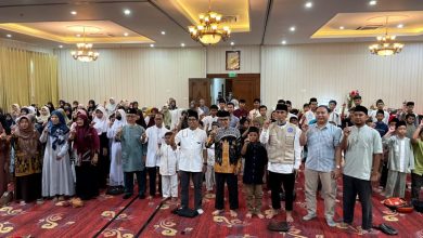 Ustadz Tri Widodo sedang mendongeng di depan 124 anak yatim yang memegang tas sekolah baru dalam acara Cerita Ramadan Lazismu Cilacap.