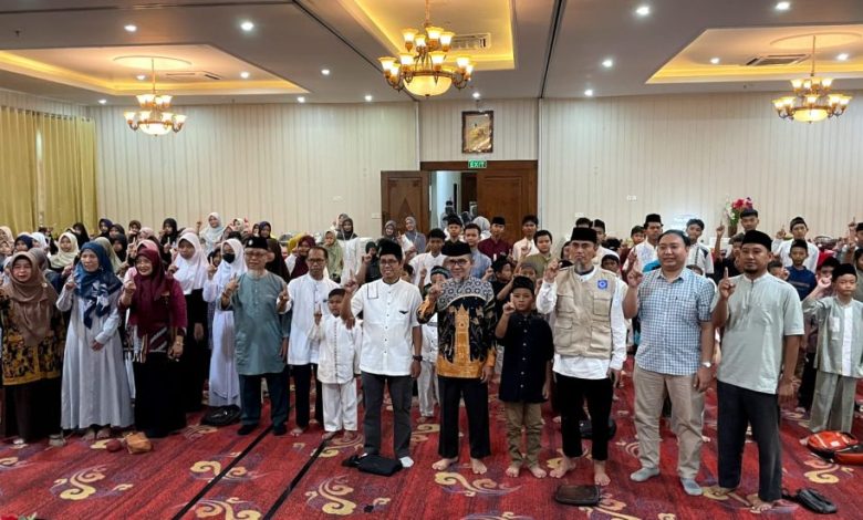 Ustadz Tri Widodo sedang mendongeng di depan 124 anak yatim yang memegang tas sekolah baru dalam acara Cerita Ramadan Lazismu Cilacap.