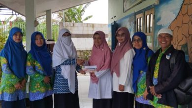 Pengurus PD IGABA Karanganyar sedang menyerahkan dana bantuan kepada kepala sekolah PAUD Aisyiyah yang terdampak bencana hujan angin di Karanganyar.