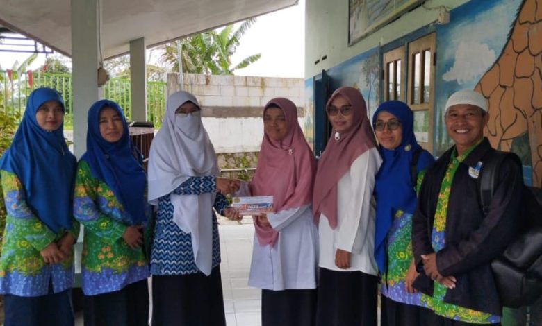 Pengurus PD IGABA Karanganyar sedang menyerahkan dana bantuan kepada kepala sekolah PAUD Aisyiyah yang terdampak bencana hujan angin di Karanganyar.