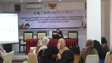 Prof Herwina Bahar UMJ memberikan materi penguatan kompetensi guru berbasis Tajdid KH Ahmad Dahlan kepada guru sekolah dasar di Kayong Utara.