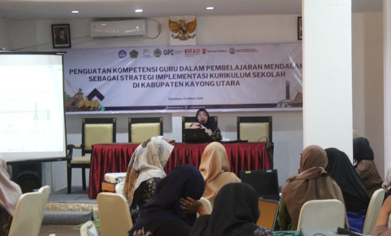 Prof Herwina Bahar UMJ memberikan materi penguatan kompetensi guru berbasis Tajdid KH Ahmad Dahlan kepada guru sekolah dasar di Kayong Utara.