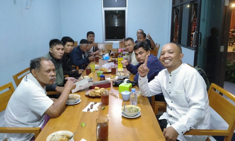 Suasana buka puasa bersama alumni MABAS UMS angkatan 2007 di Karanganyar yang membahas rencana strategis Dakwah Digital Alumni MABAS.