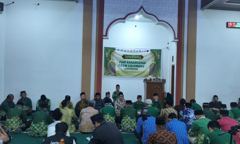 Ratusan jamaah Muhammadiyah memenuhi area dalam dan halaman Masjid An-Nur Colomadu saat mengikuti kajian Turba PDM Karanganyar.