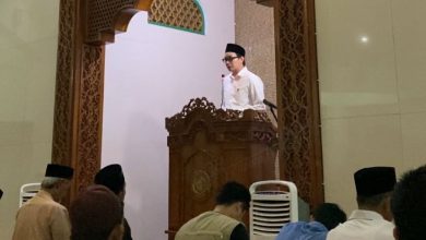 Wakil Bupati Purworejo Dion Agasi Setiabudi memberikan tausiyah Ramadan bertema Jihad Menuntut Ilmu di podium Masjid Kampus UMPWR.