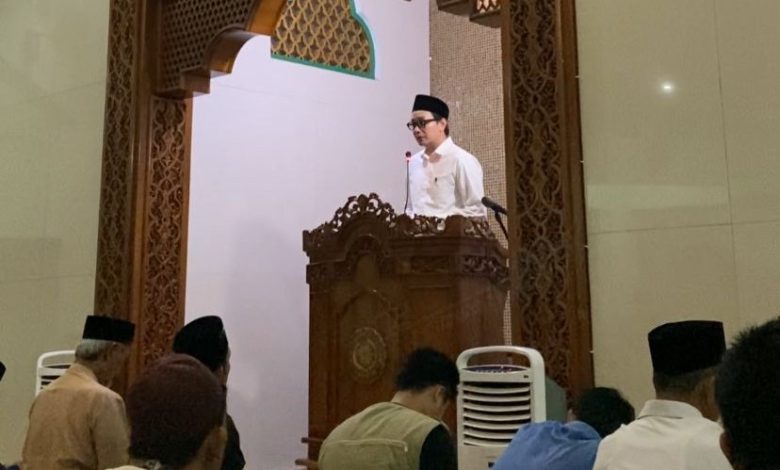 Wakil Bupati Purworejo Dion Agasi Setiabudi memberikan tausiyah Ramadan bertema Jihad Menuntut Ilmu di podium Masjid Kampus UMPWR.