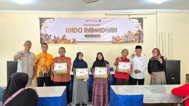 Direktur Lazismu Blora menyerahkan paket Kado Ramadan kepada salah satu pelaku UMKM di Aula Lazismu.