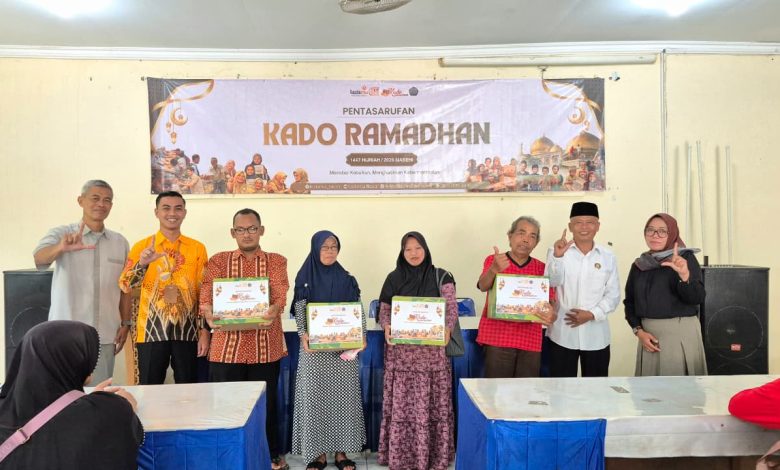 Direktur Lazismu Blora menyerahkan paket Kado Ramadan kepada salah satu pelaku UMKM di Aula Lazismu.