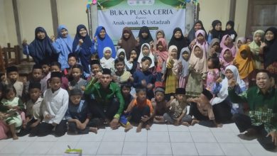 Ustaz Faza Almufakhir memberikan ceramah interaktif dengan metode tanya jawab di hadapan santri TPQ Aisyiyah Al Muttaqin Sowan Kidul.