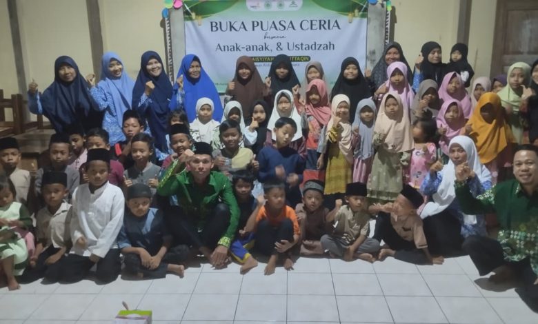 Ustaz Faza Almufakhir memberikan ceramah interaktif dengan metode tanya jawab di hadapan santri TPQ Aisyiyah Al Muttaqin Sowan Kidul.