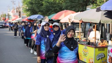 Pimpinan Bank Jateng Syariah KCPS UMS, Erni Kusumawati, bersama warga RW 10 Menco Raya meresmikan Gapura Zona UMKM dalam acara Jalan Senja.