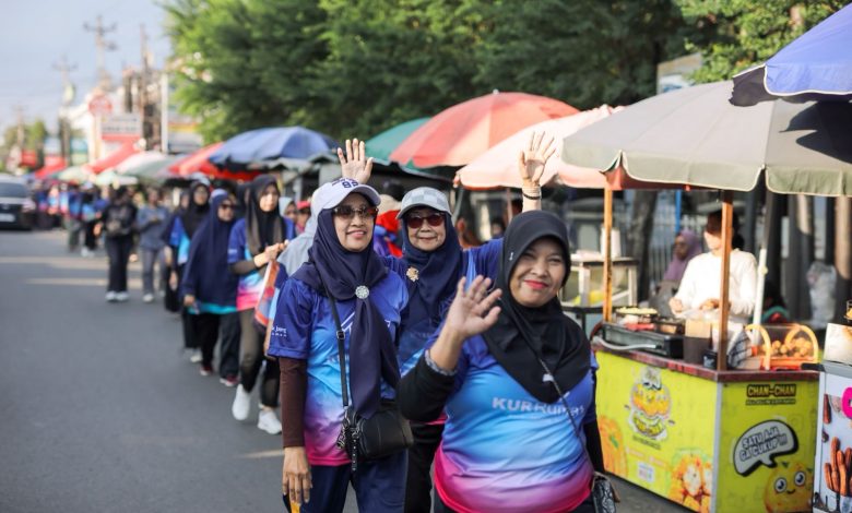 Pimpinan Bank Jateng Syariah KCPS UMS, Erni Kusumawati, bersama warga RW 10 Menco Raya meresmikan Gapura Zona UMKM dalam acara Jalan Senja.
