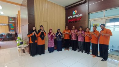 Perwakilan dosen D3 Statistika ITESA Muhammadiyah Semarang dan pimpinan BPS Kabupaten Kendal berfoto bersama usai audiensi Program Desa Cantik.